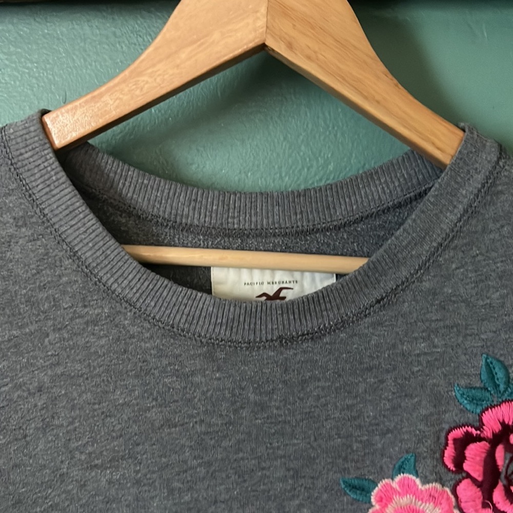 Holllister Floral Embroidered Sweatshirt Size Large - Picture 3 of 9